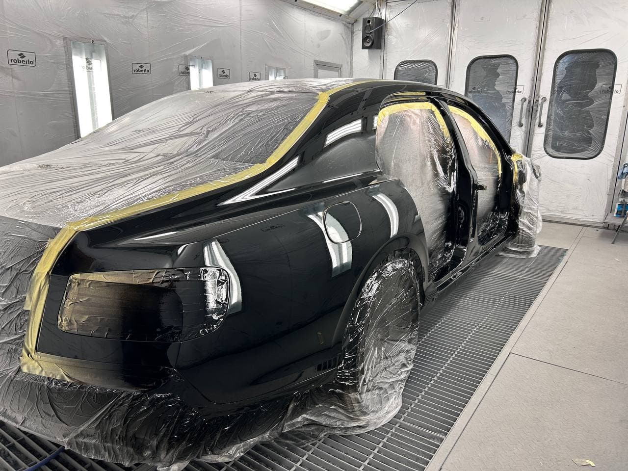 Bentley Flying Spur podczas lakierowania w kabinie DED Serwis